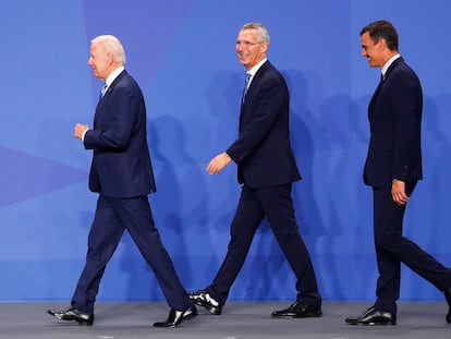 Desde la izquierda, Joe Biden, presidente de EE UU; Jens Stoltenberg, secretario general de la OTAN, y Pedro Sánchez, presidente del Gobierno, este miércoles en Madrid.