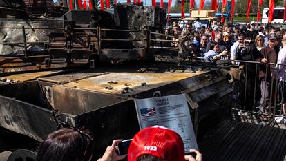Visitantes de la exposición de armamento occidental capturado en Ucrania, en torno a los restos de un blindado, el 1 de mayo en Moscú.