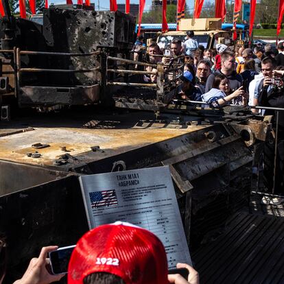 Visitantes de la exposición de armamento occidental capturado en Ucrania, en torno a los restos de un blindado, el 1 de mayo en Moscú.