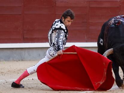 El diestro Fernando Robleño da un pase a su segundo toro durante la tradicional corrida Goyesca celebrada el 2 de mayo de 2024 en Las Ventas.
