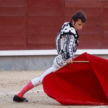 El diestro Fernando Robleño da un pase a su segundo toro durante la tradicional corrida Goyesca celebrada el 2 de mayo de 2024 en Las Ventas.
