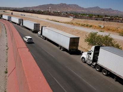 Varios camiones esperan en fila su ingreso a Estados Unidos desde Ciudad Juárez. En video, Caos en la frontera México-Texas por revisiones a transportistas.
