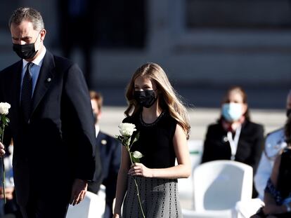 En foto, la princesa Leonor y Felipe VI, durante el acto de homenaje a las víctimas del coronavirus. En vídeo, la hija del Rey le recuerda que no lleva puesta la mascarilla.