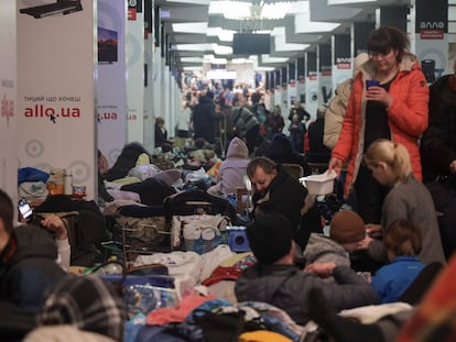 Los ucranios se refugian de los bombardeos en el metro de Járkov.