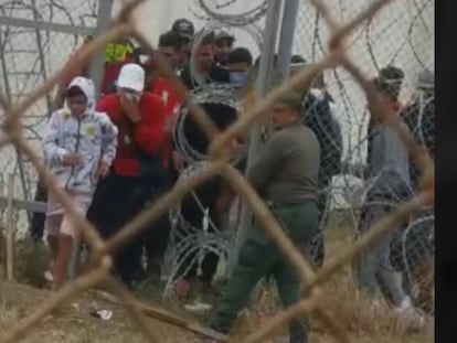 En vídeo, decenas de inmigrantes entran en Ceuta después de que la policía marroquí abra una de las puertas de la frontera.