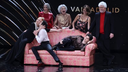 Los Javis y Almodóvar, con las actrices de 'Todo sobre mi madre', en un momento de la gala.