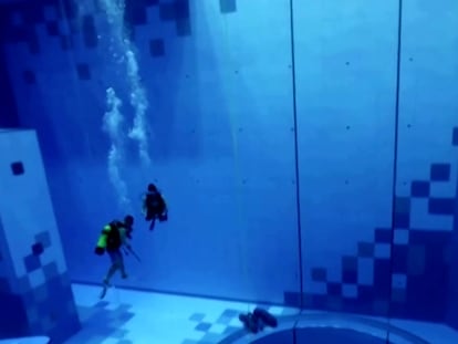 La piscina es apta para buceadores de todos los niveles y contiene 8.000 metros cúbicos de agua, 27 veces la de una piscina normal de 25 metros de longitud.