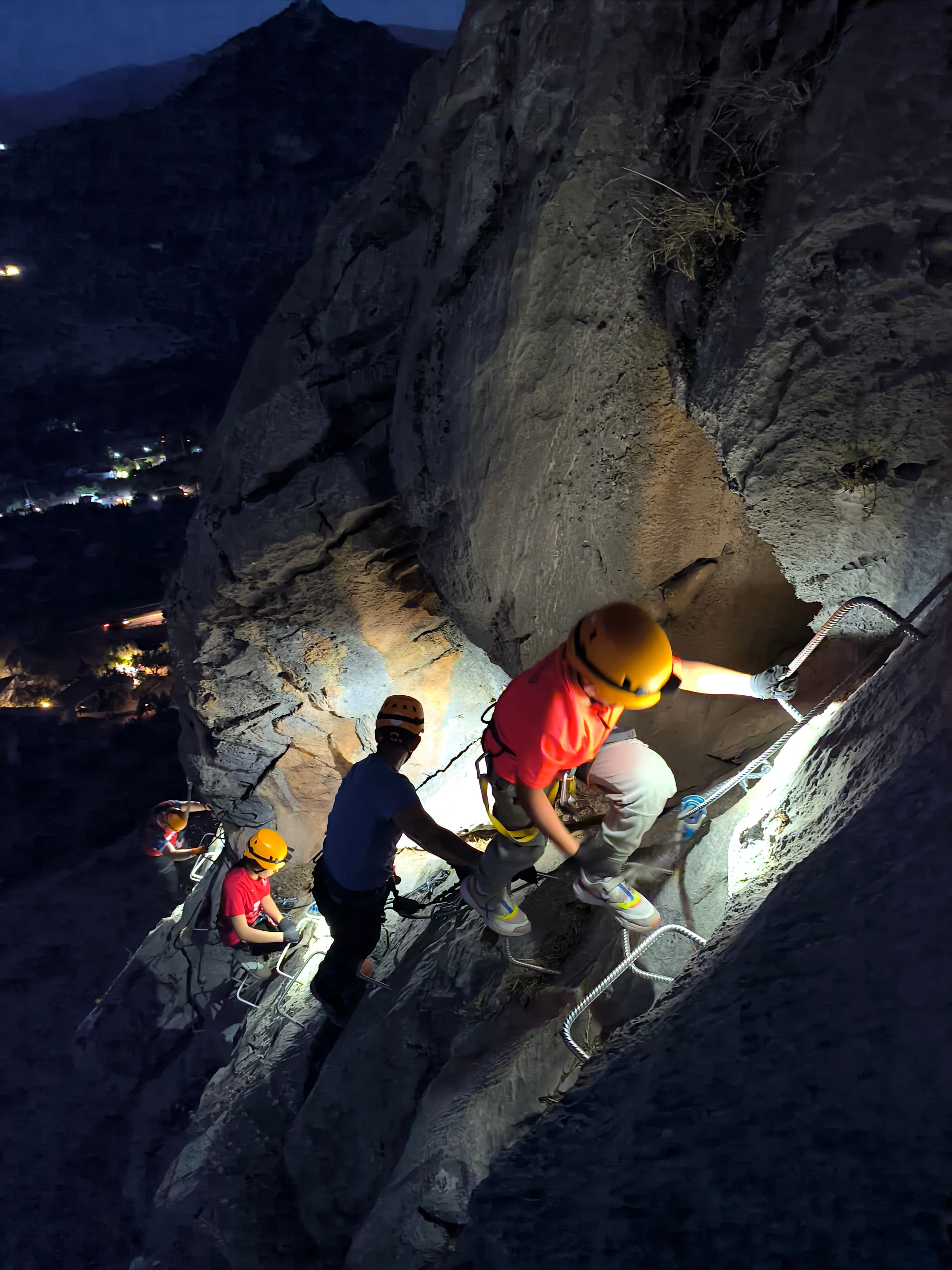 Ascensión nocturna de la vía ferrata Fuente de la Peña, en Jaén. 