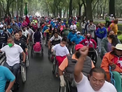 Usuarios en silla de ruedas llevan a cabo una protesta el 21 de agosto de 2022 en la Ciudad de México