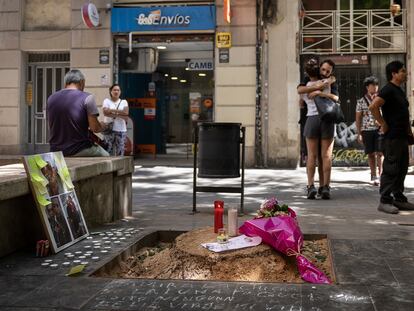 Altar en recuerdo a Samira, la joven que murió en la confluencia de la calle Joaquim Costa con a plaza Emili Vendrell al romperse una palmera. 