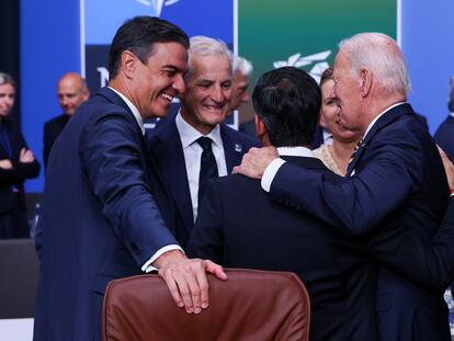 El presidente español, Pedro Sánchez, junto al estadounidense Joe Biden y otros líderes de la OTAN, este miércoles en Vilnius (Lituania).