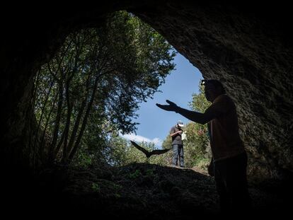 El biólogo Marc López Roig libera un murciélago el pasado 7 de mayo en una cueva de La Noguera, Lleida.