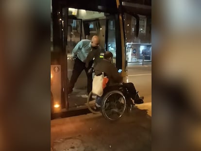 Momento en el que el conductor del autobús discute con el viajero.