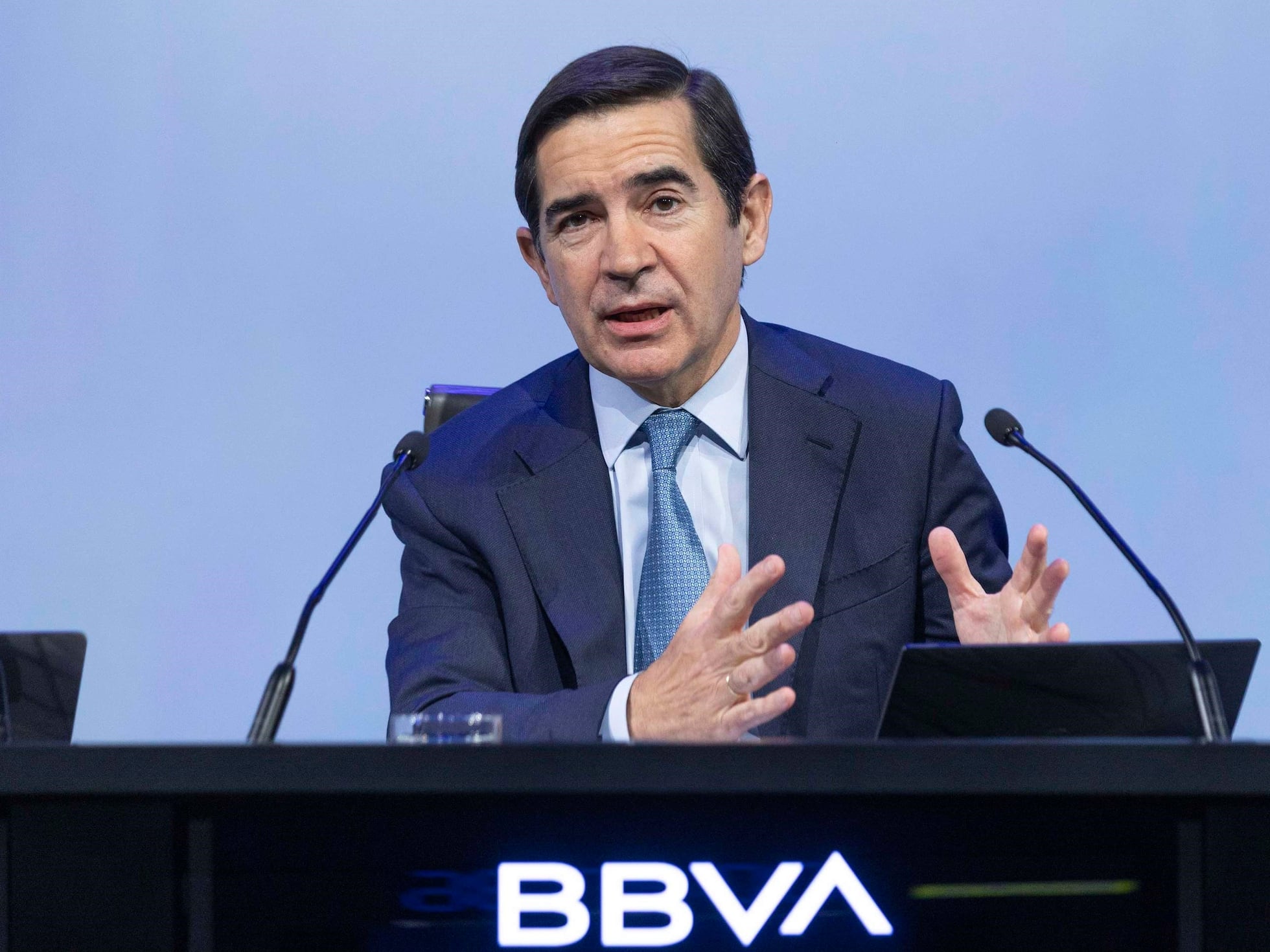 El BBVA lanza una opa hostil para comprar el Sabadell Economía