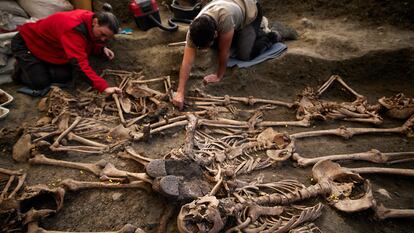Dos arqueólogos intervienen en la fosa CE017 del Barranco de Viznar, en Granada.