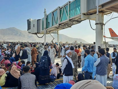 Cientos de afganos se agolpan en el aeropuerto de Kabul. En vídeo, cientos de personas intentan huir del país en los vuelos militares.
