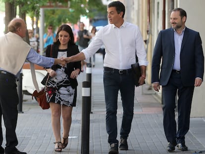 Llegada de Pedro Sánchez a la sede del PSOE en la calle Ferraz de Madrid, junto a Adriana Lastra y José Luis Ábalos en mayo de 2017.