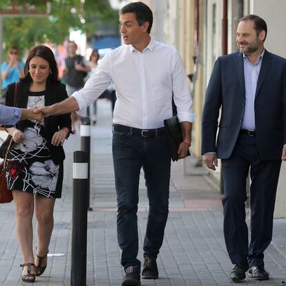 Llegada de Pedro Sánchez a la sede del PSOE en la calle Ferraz de Madrid, junto a Adriana Lastra y José Luis Ábalos en mayo de 2017.