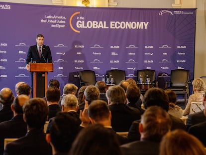 El presidente del Gobierno español, Pedro Sánchez, durante su intervención en el foro celebrado en Nueva York y patrocinado por Abertis, Baker McKenzie, Hiberus e Iberia, y con la colaboración de la Organización de Estados Iberoamericanos para la Educación, la Ciencia y la Cultura (OEI).