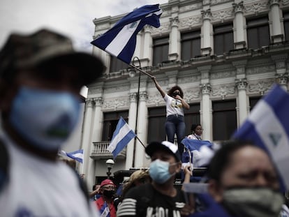 Nicaragüenses participan en una manifestación contra las elecciones presidenciales de su país en San José, Costa Rica.