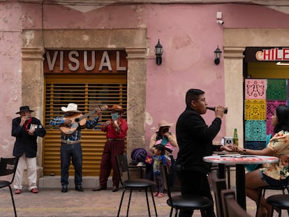 Turista en los restaurantes del centro de la ciudad de Campeche. | En video, Campeche el único Estado mexicano en semáforo verde ante la pandemia por coronavirus.