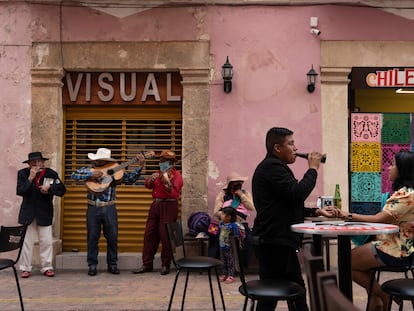 Turista en los restaurantes del centro de la ciudad de Campeche. | En video, Campeche el único Estado mexicano en semáforo verde ante la pandemia por coronavirus.  