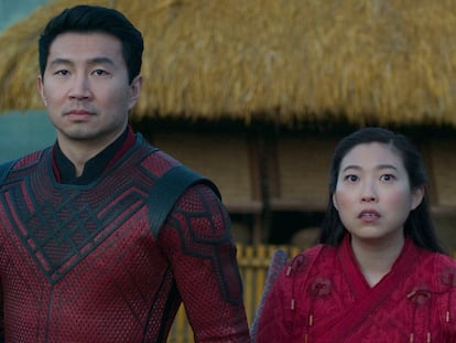 Desde la izquierda, Meng'er Zhang, Simu Liu y Awkwafina, en 'Shang-Chi y la leyenda de los diez anillos'. En el vídeo, tráiler de la película.
