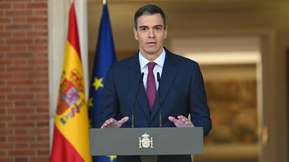 El presidente del Gobierno, Pedro Sánchez, durante su comparecencia institucional, este lunes, en una fotografía distribuida por La Moncloa. 