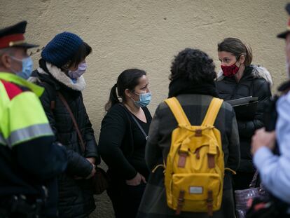 En la imagen, Catalina (secretaria judicial) carpeta en mano  conversa con la afectada del desahucio paralizado en la calle Varsovia numero 24. Barcelona, ALBERT GARCIA. EPV 