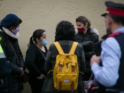 En la imagen, Catalina (secretaria judicial) carpeta en mano  conversa con la afectada del desahucio paralizado en la calle Varsovia numero 24. Barcelona, ALBERT GARCIA. EPV 