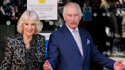 Carlos III y la reina consorte Camilla visitan este martes el Macmillan Cancer Centre, en Londres