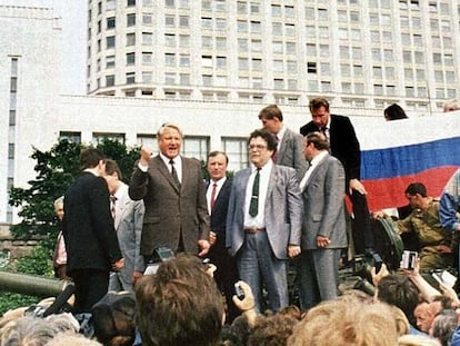 El presidente ruso, Boris Yeltsin, de pie encima de un vehículo militar ante del edificio de la Federación Rusa, en una imagen del 19 de agosto de 1991. A sus espaldas, unos sostenedores sostienen una bandera de la federación. Yeltsin se dirige a la moltitud para fomentar una huelga general tras el golpe de Estado en contra del líder soviético Mijaíl Gorbachov. En vídeo, imágenes de cómo se vivió el golpe de Estado hace 30 años en la URSS.