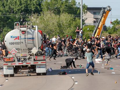 Un camión avanza hacia una multitud de manifestantes en Minneapolis, Estados Unidos.