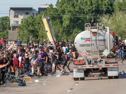 Un camión avanza hacia una multitud de manifestantes en Minneapolis, Estados Unidos.