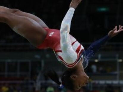 Biles, durante un ejercicio en Río 2016.
