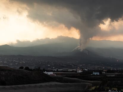 Erupción del volcán de Cumbre Vieja junto a la localidad de los Llanos de Aridane, este martes.
