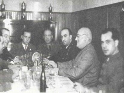 El ingeniero Fernando Rodríguez (al centro) en la mesa con el general Miaja en 1936 en el interior del búnker de la Junta de Defensa del Ministerio de Hacienda. En video, Carmen Tagüeña y Fernando Rodríguez dialogan sobre la huella del éxodo español en abril de 2016.