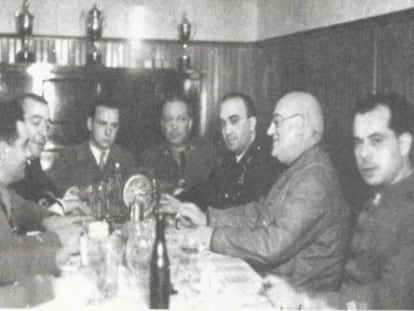 El ingeniero Fernando Rodríguez (al centro) en la mesa con el general Miaja en 1936 en el interior del búnker de la Junta de Defensa del Ministerio de Hacienda. En video, Carmen Tagüeña y Fernando Rodríguez dialogan sobre la huella del éxodo español en abril de 2016.