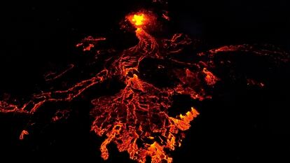 Un volcán arroja lava y humo mientras entra en erupción cerca de Grindavik, en la península de Reykjanes, Islandia, 29 de mayo de 2024.