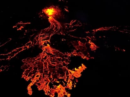Un volcán arroja lava y humo mientras entra en erupción cerca de Grindavik, en la península de Reykjanes, Islandia, 29 de mayo de 2024.