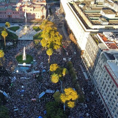 Vista general de la Plaza de Mayo, durante la manifestación de este martes.