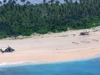 El mensaje 'SOS' con el que fueron localizados los tres náufragos. En vídeo, el rescate de tres marineros de una isla del Océano Pacífico. 