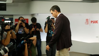 Pedro Sánchez, abandona la rueda de prensa en la que ha anunciado su dimisión, tras la votación del Comité Ejecutivo Federal del PSOE, el 1 de octubre de 2016. 