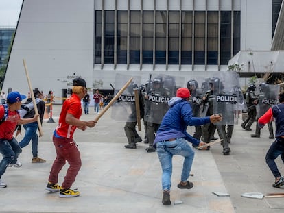 Indígenas que protestaban irrumpen en la Alcaldía de Medellín.