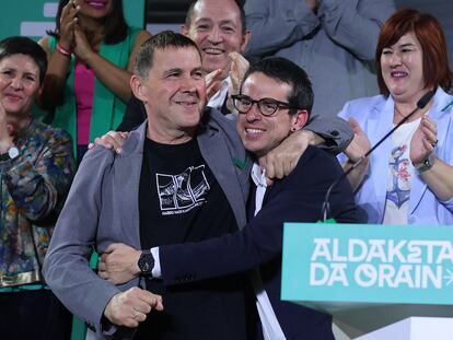 El candidato de EH Bildu a las elecciones, Pello Otxandiano (derecha), y el coordinador general del partido, Arnaldo Otegi, celebran este domingo los resultados electorales en el mercado del Ensanche en Bilbao.