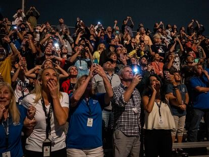 Trabajadores de la NASA miran al despegue de la misión espacial Artemis 1, noviembre de 2022. 