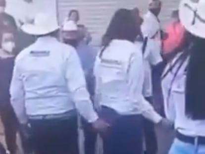 Captura de video en el que se ve a David Monreal realizar un tocamiento a Rocío Moreno Sánchez, candidata a la presidencia municipal de Juchipala.