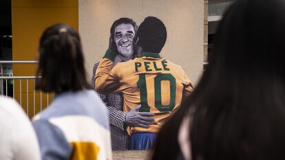 Mural a la entrada del pabellón de Brasil, en la versión 36 de la FILBo, en Bogotá, el 18 de abril de 2024.