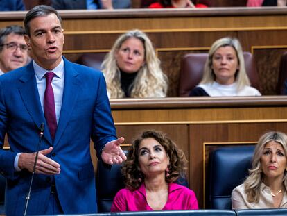 Pedro Sánchez, junto a las vicepresidentas María Jesús Montero y Yolanda Díaz, durante la sesión de control al Gobierno, este miércoles en el Congreso de los Diputados.