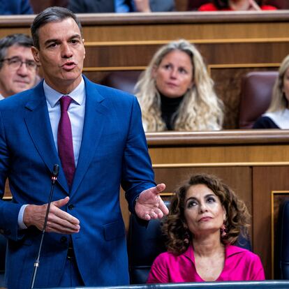 Pedro Sánchez, junto a las vicepresidentas María Jesús Montero y Yolanda Díaz, durante la sesión de control al Gobierno, este miércoles en el Congreso de los Diputados.